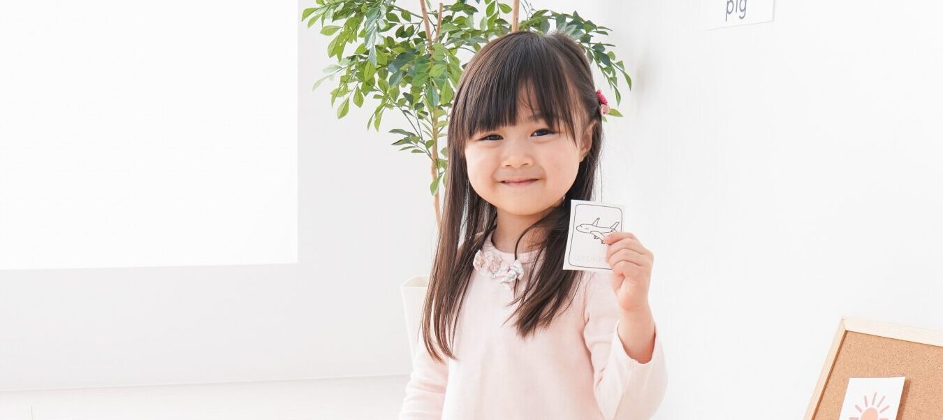 カードを持つ子供